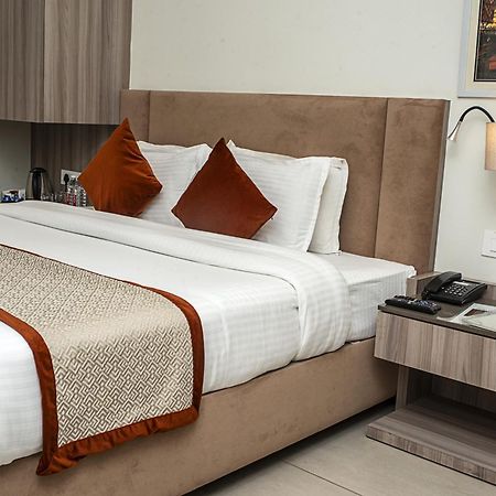 Hotel The Royal Vista Varanasi Exterior photo