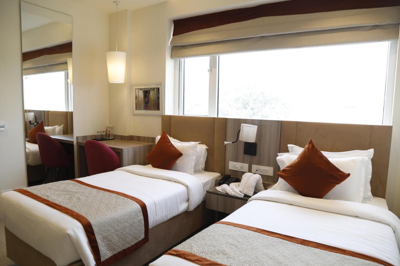 Hotel The Royal Vista Varanasi Exterior photo