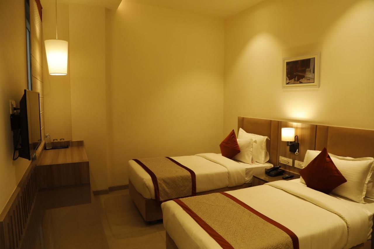 Hotel The Royal Vista Varanasi Exterior photo