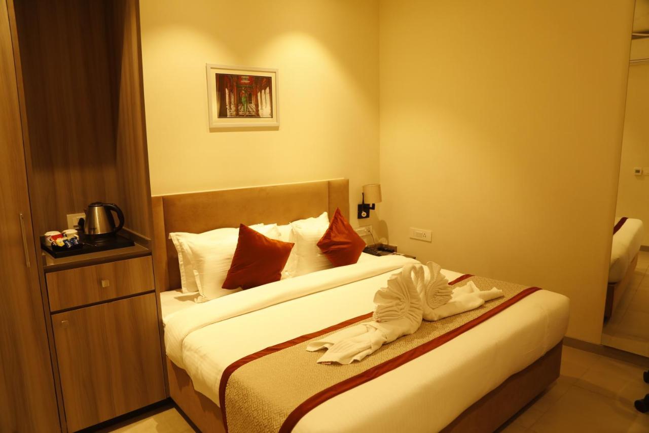 Hotel The Royal Vista Varanasi Exterior photo