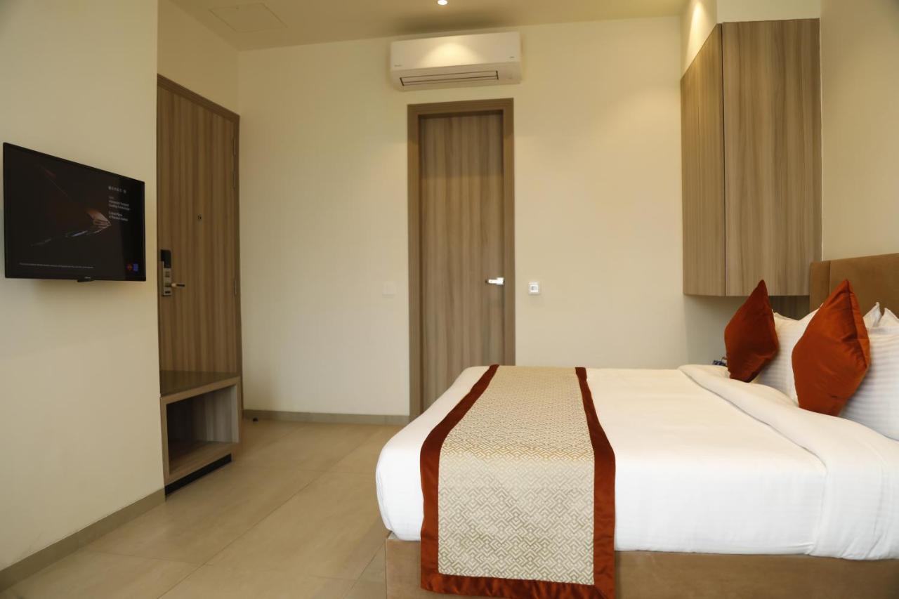 Hotel The Royal Vista Varanasi Exterior photo