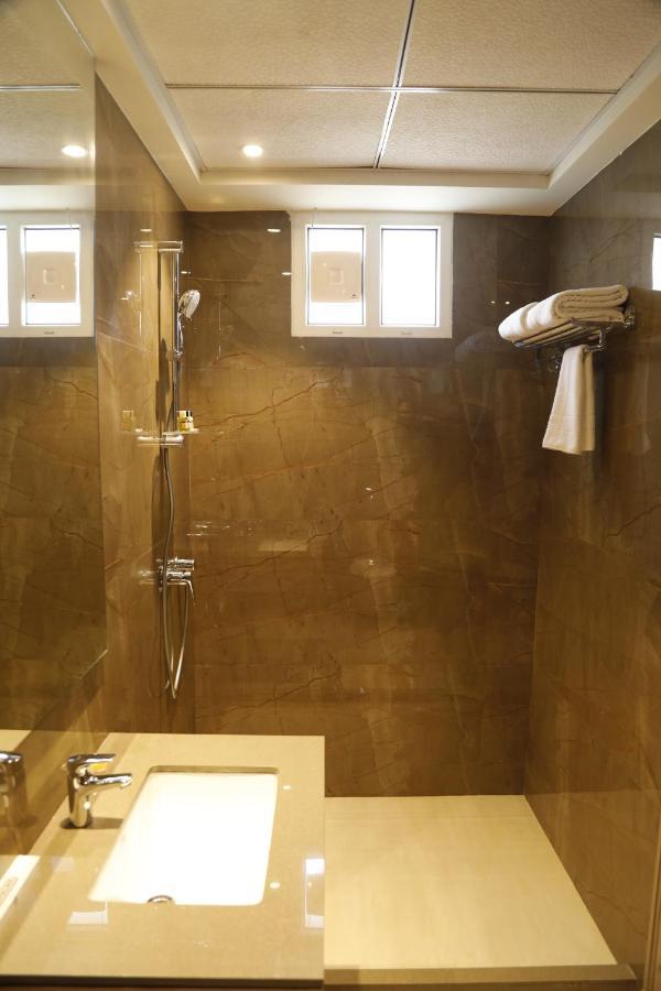 Hotel The Royal Vista Varanasi Exterior photo