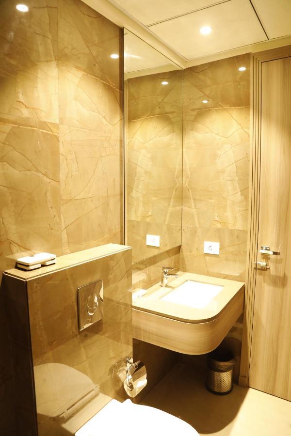Hotel The Royal Vista Varanasi Exterior photo