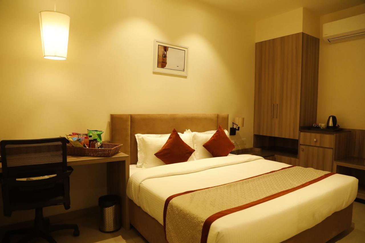 Hotel The Royal Vista Varanasi Exterior photo