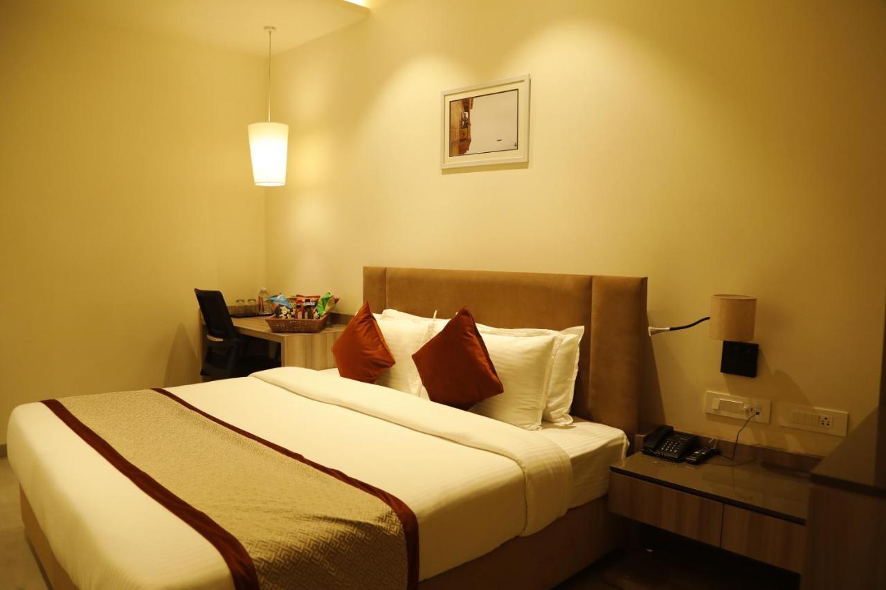 Hotel The Royal Vista Varanasi Exterior photo