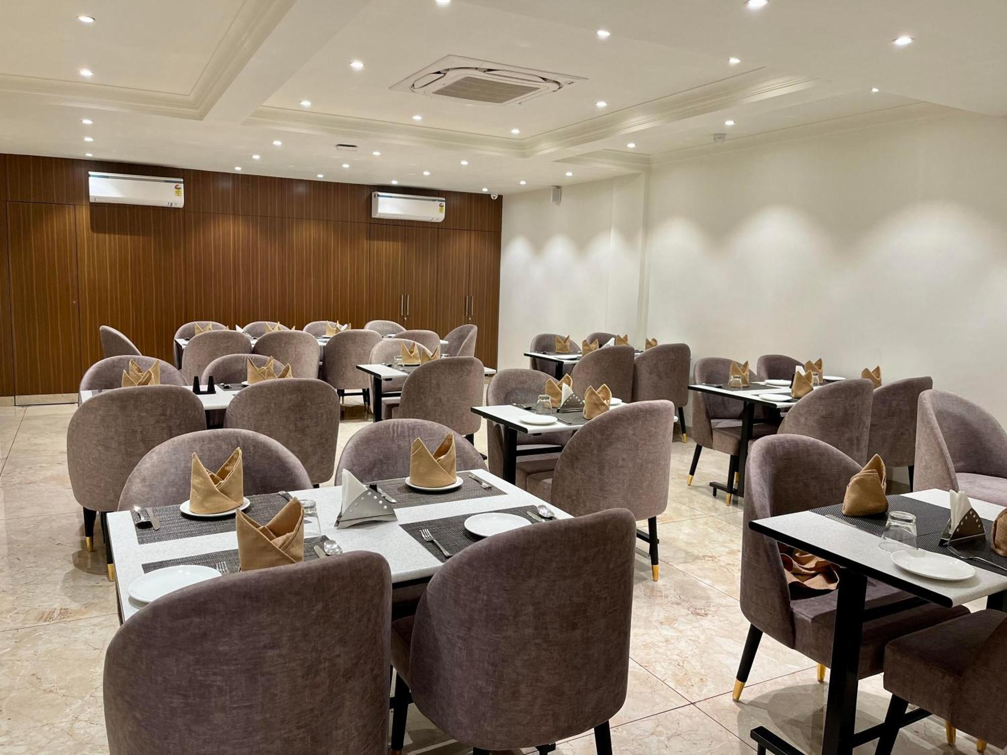 Hotel The Royal Vista Varanasi Exterior photo