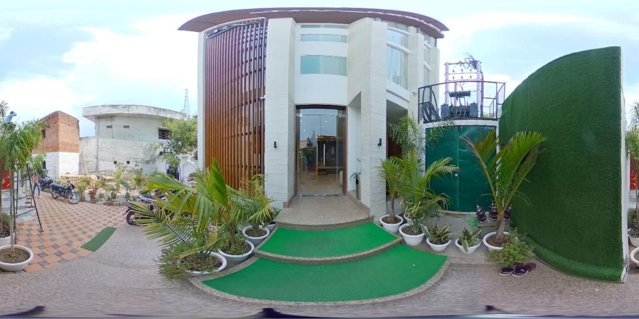 Hotel The Royal Vista Varanasi Exterior photo